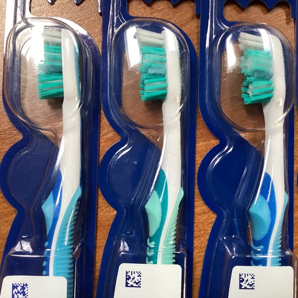 Oral B Medium Advanced Whitening Manual Toothbrush Bundle NEW - Picture 9 of 10